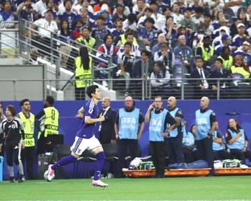 女優妻がすごい透明感！「W杯」スタンドにDF谷口彰悟の妻、掲げたスマホ裏側に貼ってる写真がw 美しさが目立ちまくる