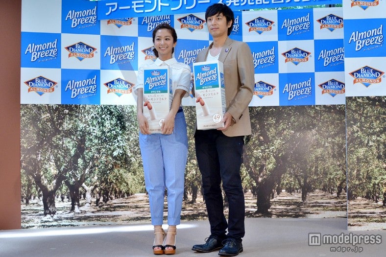 「アーモンドブリーズ発売記者発表会」に登場した優香（左）と徳井義実（右）