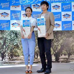 「アーモンドブリーズ発売記者発表会」に登場した優香(左)と徳井義実(右)