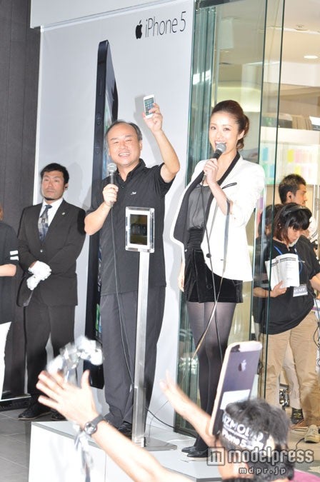 「iPhone 5」の発売セレモニーに登場した（左から）孫正義代表、上戸彩