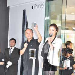 「iPhone 5」の発売セレモニーに登場した(左から)孫正義代表、上戸彩