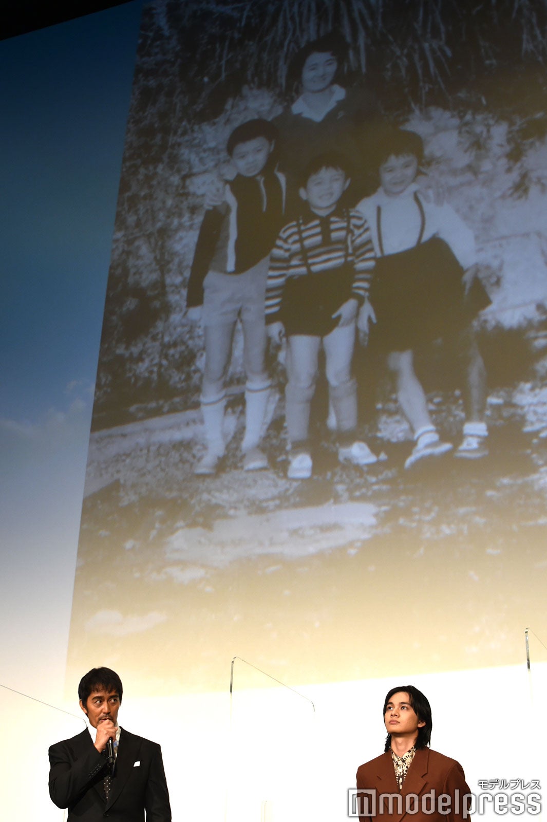 幼少期の写真を公開する阿部寛（C）モデルプレス