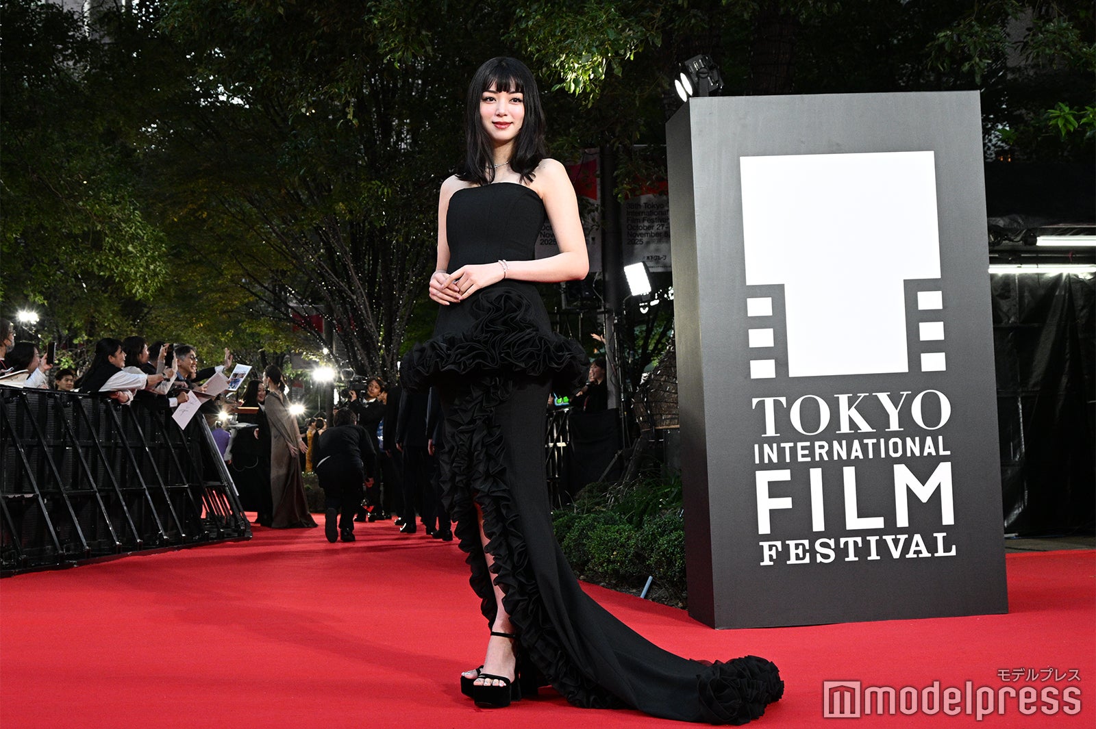 池田エライザ　直筆サイン　東京国際映画祭　レッドカーペット 池田エライザ、ベアトップドレス姿で登場 エシカル・フィルム賞審査