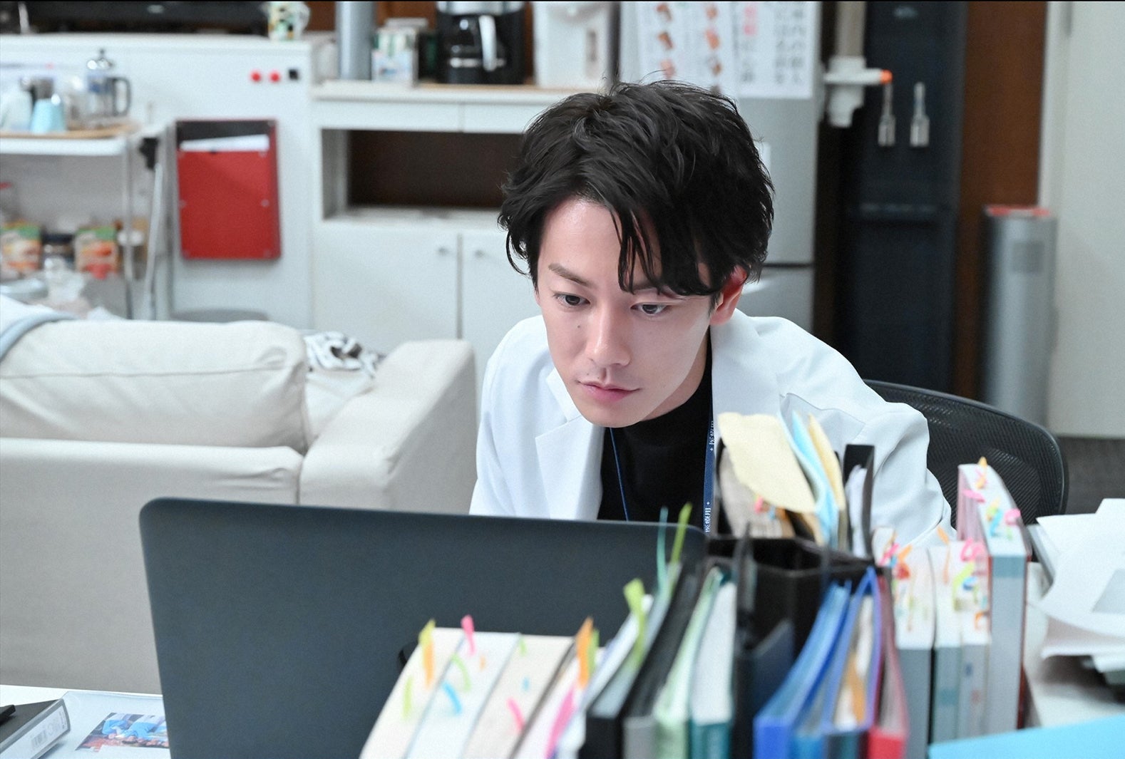 佐藤健／「恋はつづくよどこまでも」第1話より（C）TBS