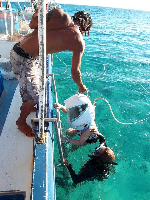 海底散歩ができるオーシャンウォーク体験／photo by jetalone