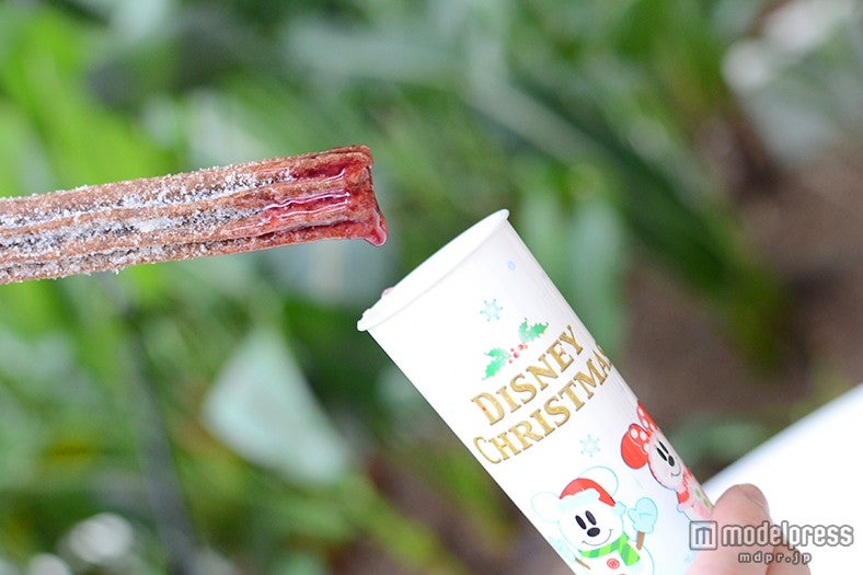 チュロスにディップを付ける