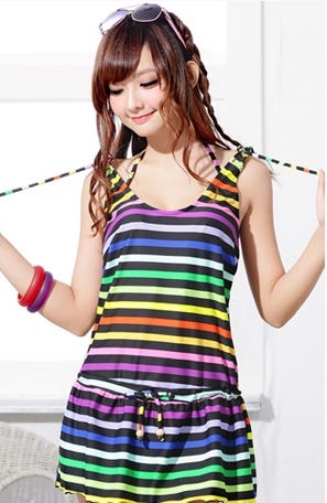 カラフルボーダー3点セットワンピースビキニ「Kirara」3,770円(税込)/画像提供:Kirara