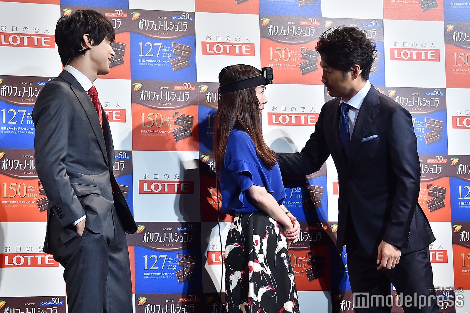 吉沢亮、安田顕と会場の一般女性（C）モデルプレス