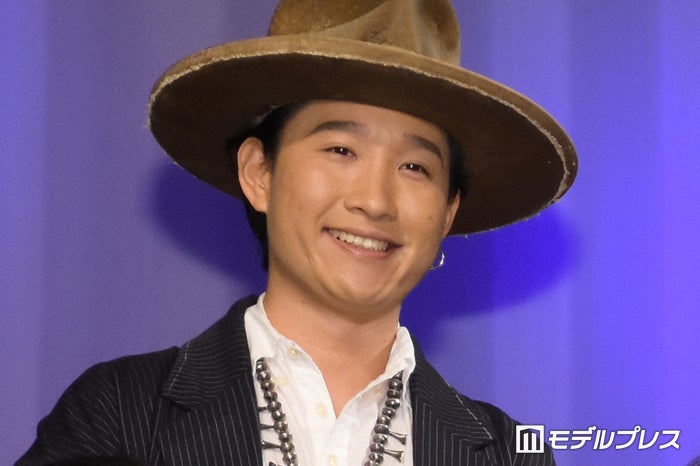 平井大、息子を抱っこした姿公開「大きくなってる」「たくましい腕」と反響