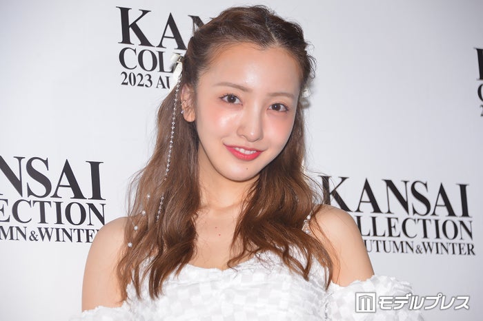 板野友美、美脚際立つ春のミニスカ×パーカーコーデ公開にファン悶絶「スタイル完璧」「コーデ真似したい」