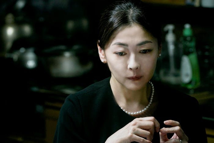 中山美穂 (C)2022映画「死刑にいたる病」製作委員会