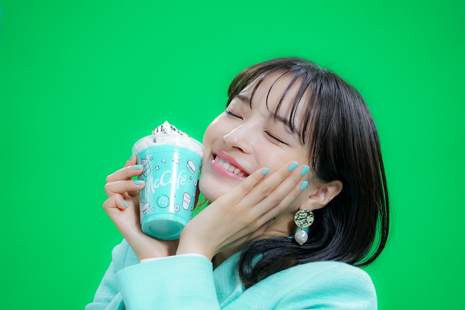 広瀬すず／新TVCM「マックカフェ『しあわせすぎるっ！チョコミント』」篇メイキングより（提供写真）