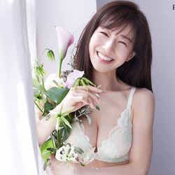 モデルプレス - 田中みな実、ランジェリー姿の新ビジュアル公開 セクシー美バストの愛されボディ披露
