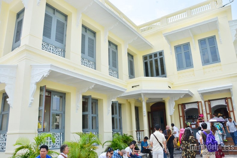 コーヒーバーのカウンター前には人だかりが