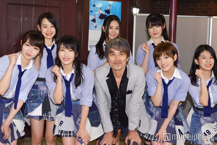 (後列)横山結衣、古畑奈和、神志那結衣(前列)峯岸みなみ、横山由依、井上ヨシマサ、岡田奈々、竹内美宥/井上ヨシマサ「神曲縛り」公演(C)モデルプレス