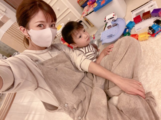 辻希美 テレビに夢中な三男との2shot お気に入りな服も公開 難点はトイレが モデルプレス 辻希美 テレビに夢中な三男との2shot お気に入りな服も公開 難点はトイレが モデルプレス