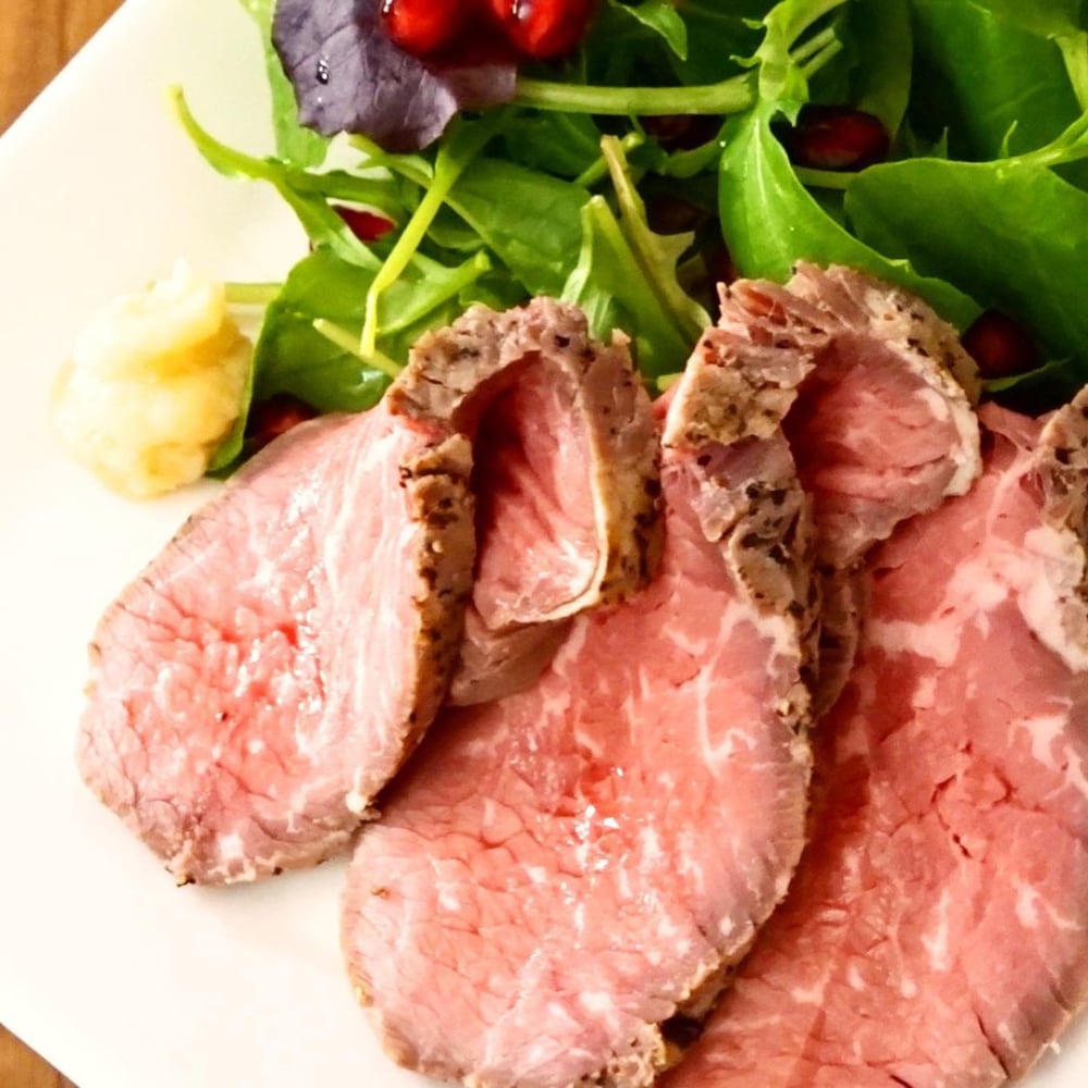 コストコの王様のローストビーフをお皿に盛っている写真