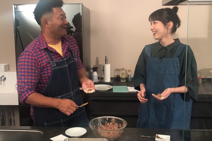 山口智充、飯豊まりえ(C)関西テレビ
