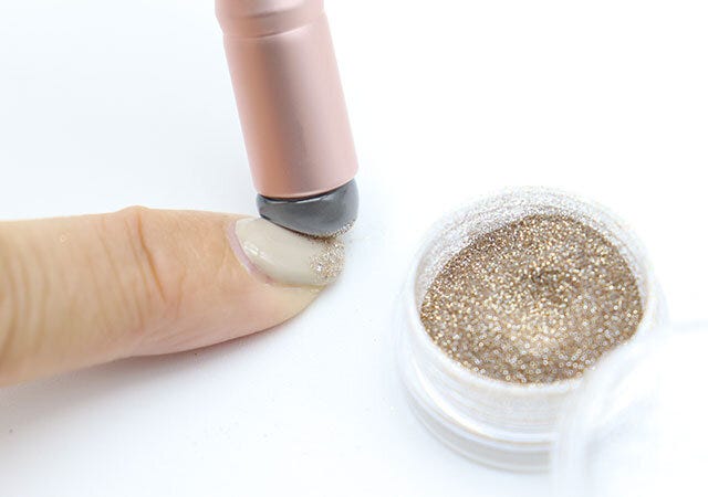 キャンドゥ キャップ付シリコーンブラシ キャンドゥのキャップ付シリコーンブラシをネイルのラメに使う