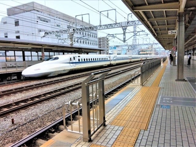 日本ではあらゆる場所に設置されている「点字ブロック」。目の不自由な方々の羅針盤として必要不可欠