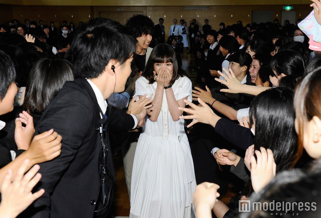 大興奮の女子高生に迎えられる二階堂ふみ＆山崎賢人（C）八田鮎子／集英社 （C）2016 映画「オオカミ少女と黒王子」製作委員会