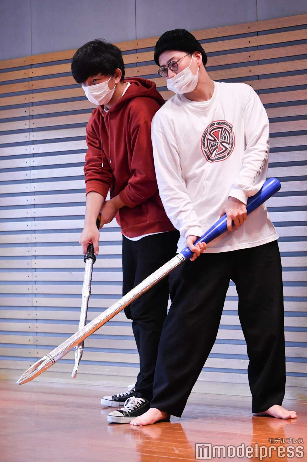 動きを合わせる向井慧、大津広次／「KOUGU維新」ミュージカル稽古密着の様子（C）モデルプレス