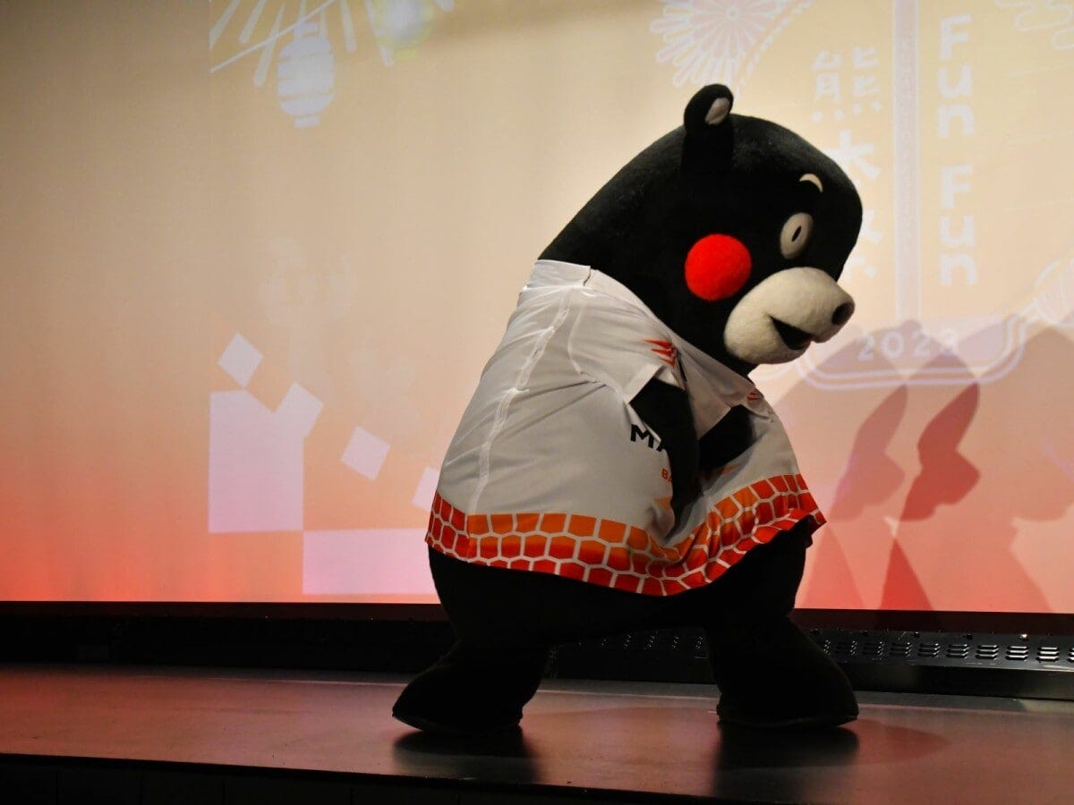 スマッシュを披露＝8月23日、東京都港区