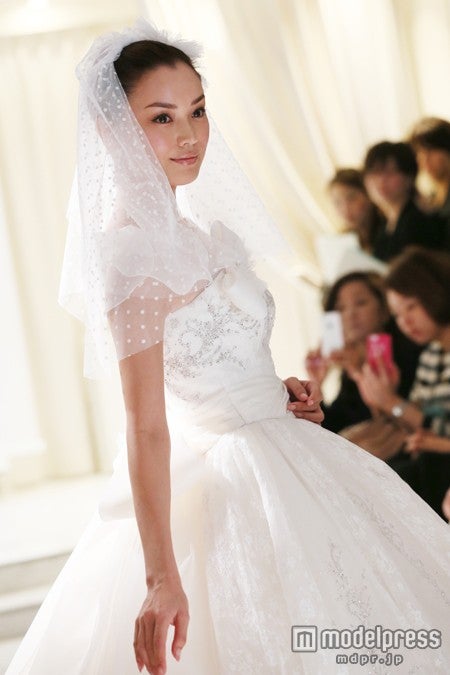 押切もえ 蛯原友里 純白花嫁姿で美の競演 写真特集 モデルプレス