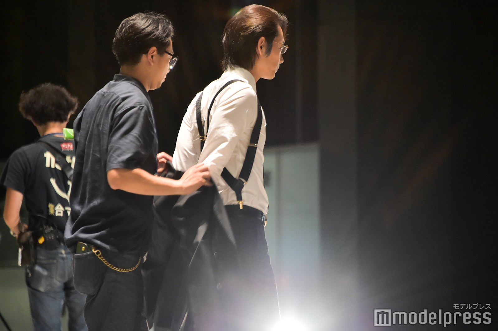 ジャケットを羽織り、撮影に向かう綾野剛（C）モデルプレス