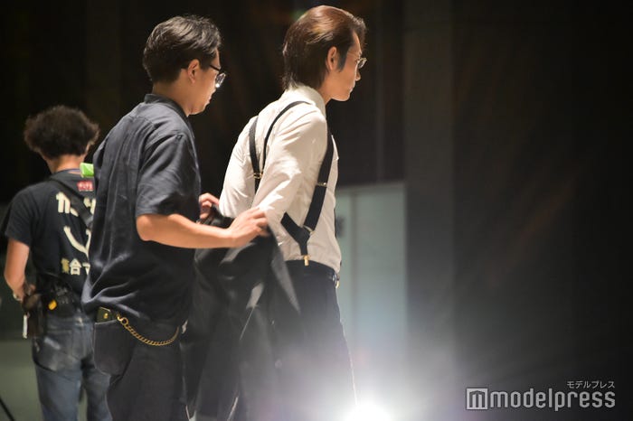 ジャケットを羽織り、撮影に向かう綾野剛(C)モデルプレス