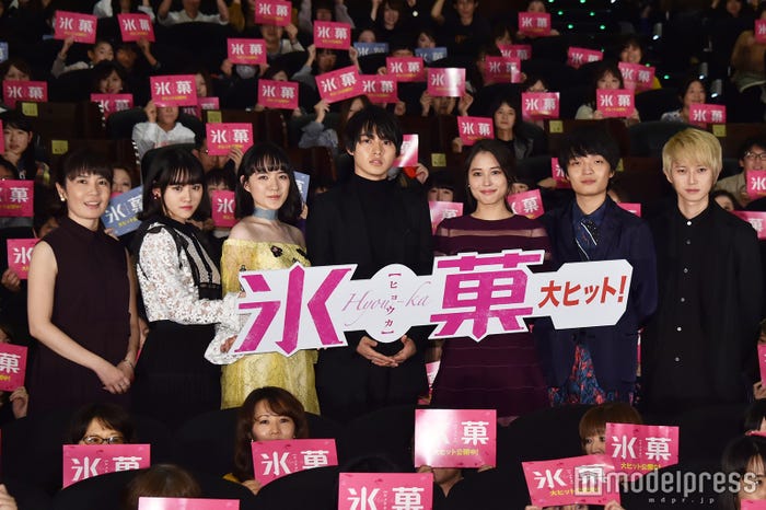 (左から)安里麻里監督、天野菜月、小島藤子、山崎賢人、広瀬アリス、岡山天音、本郷奏多 (C)モデルプレス