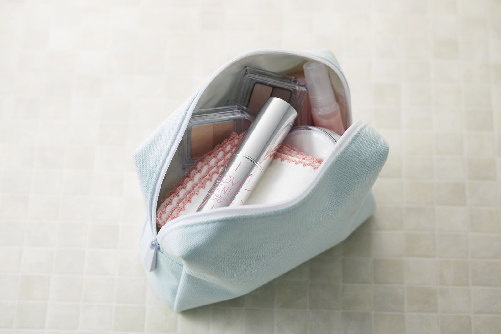 ポーチに入れて持ち歩けるスティックタイプ