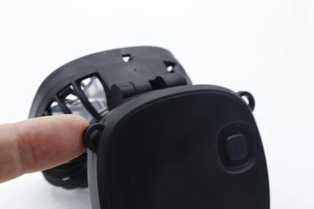 ダイソーの電池式の折りたたみ扇風機にはストラップが付けれる穴が2つある