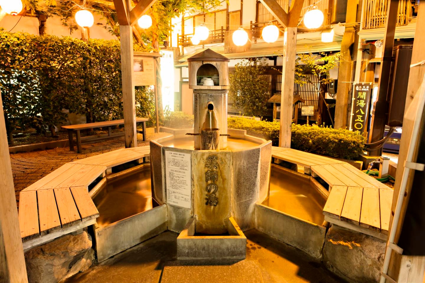 三朝温泉の昭和レトロな街並み （提供写真）