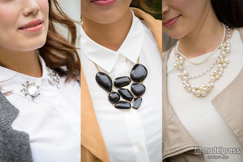 大ぶりのアクセサリーで“襟もとにインパクト”、パールで“上品ママ”／「saita」1月号より／画像提供：セブン&アイ出版