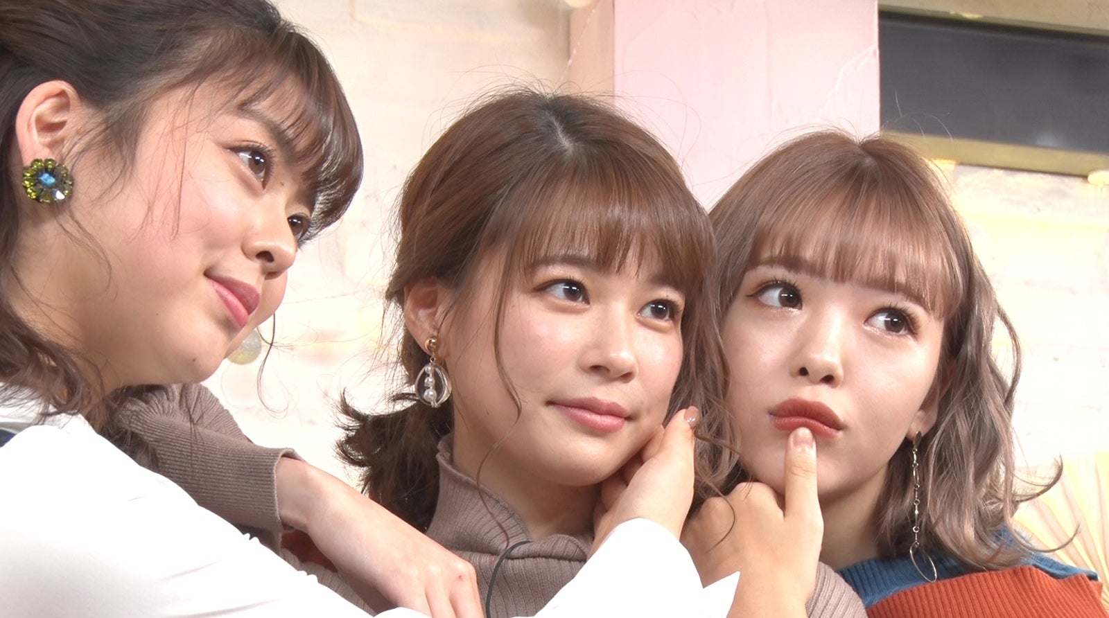 （左から）杉原千尋アナ、鈴木唯アナ、藤田ニコル（提供写真）