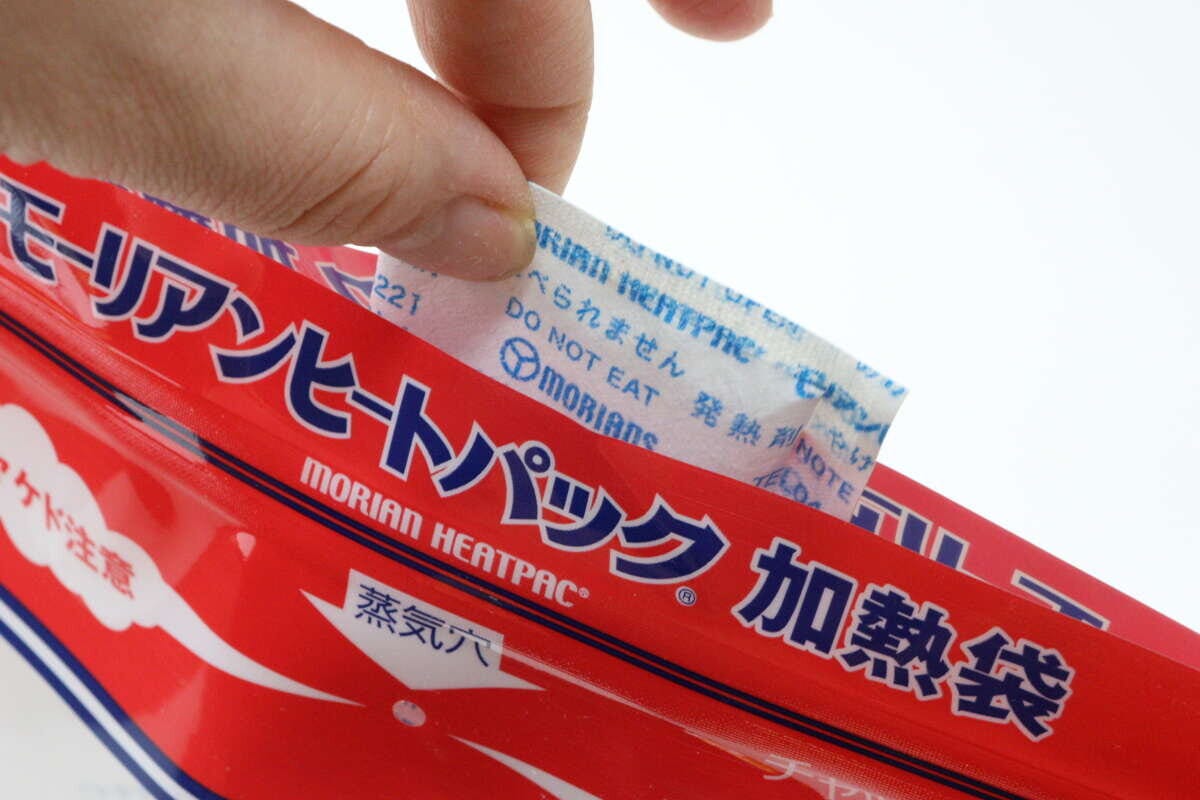 ダイソー モーリアンヒートパック ダイソーのモーリアンヒートパックの加熱袋に発熱剤を入れる様子