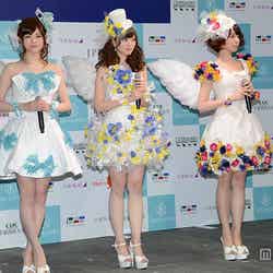 桂由美デザイン純白ミニドレスを着こなした（左より）松村沙友理、白石麻衣、橋本奈々未