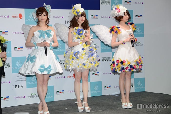 桂由美デザイン純白ミニドレスを着こなした(左より)松村沙友理、白石麻衣、橋本奈々未