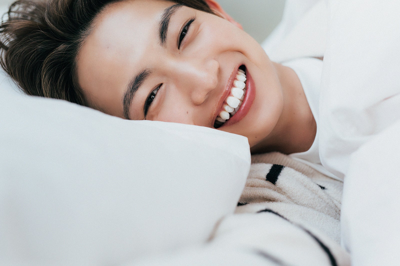 綱啓永、ベッドで見せる彼氏感たっぷりの笑顔 1st写真集先行カット3枚公開