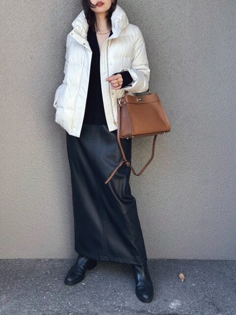 ダウンコーデ 2025大人女性おすすめ冬黒スカートダウンコーデ