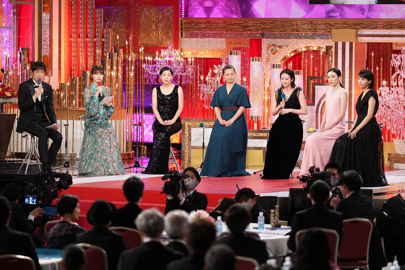 羽鳥慎一アナウンサー、有村架純、安藤サクラ、尾野真千子、清野菜名、永野芽郁、松本穂香（写真提供：東京写真記者協会）