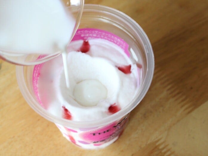 自宅で作る場合は、カップをよく揉んでから、冷たいミルクをIN！