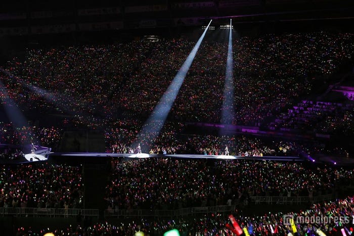 「ももいろクローバーZ 春の一大事 2013 西武ドーム大会~星を継ぐもも vol.1/ vol.2 Peach for the Stars~」より/photo by Hajime Kamiiisaka