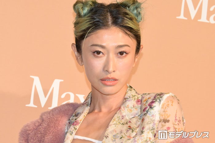 山田優、母と水着姿で抜群スタイル披露「親子揃って美脚」と反響続々