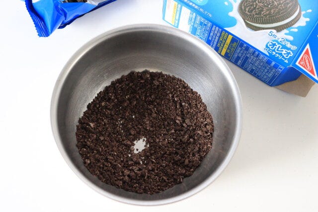 濃厚クッキークリームカップケーキ　レシピ　オレオを砕く