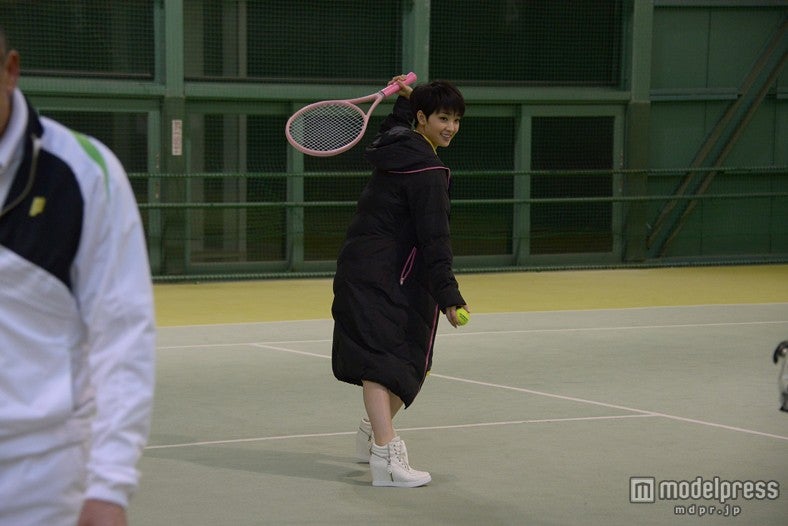 合間にテニスをして遊ぶ剛力彩芽