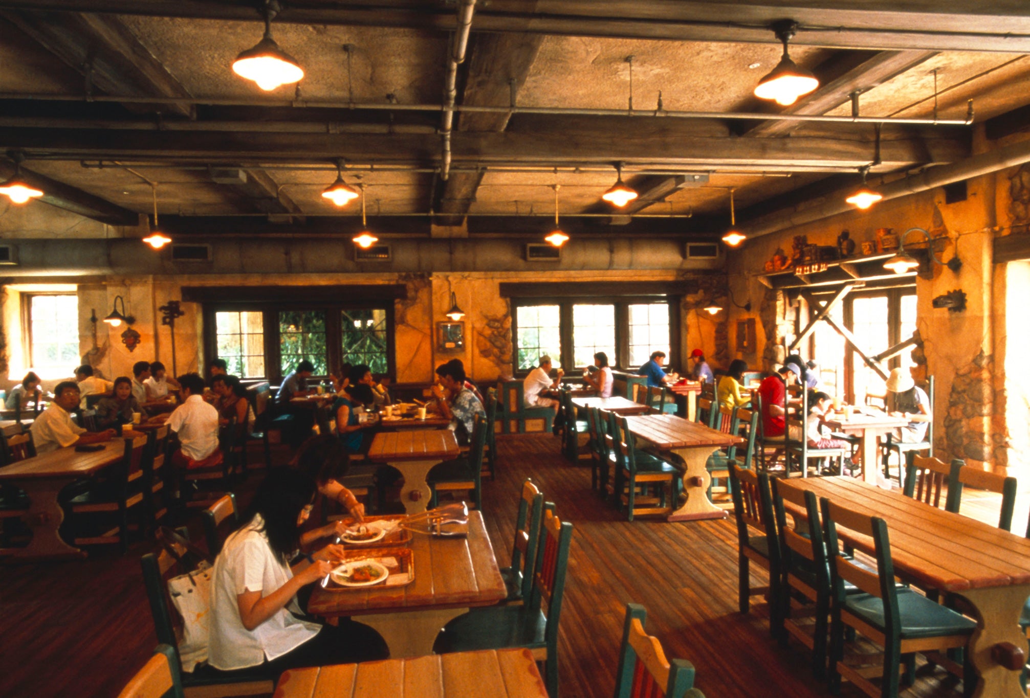 「ミゲルズ・エルドラド・キャンティーナ」内観（C）Disney