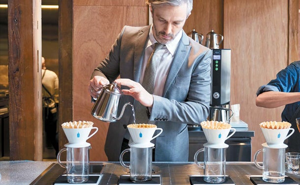 オープン初日のみブルーボトルコーヒーのディレクター オブ コーヒーカルチャーを務めるマイケル・フィリップスがバリスタに就任／画像提供：Blue Bottle Coffee Japan