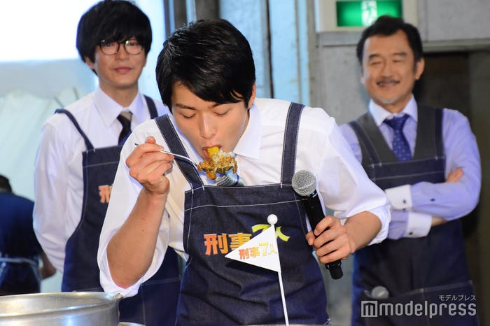 カレーを頬張る白洲迅(C)モデルプレス